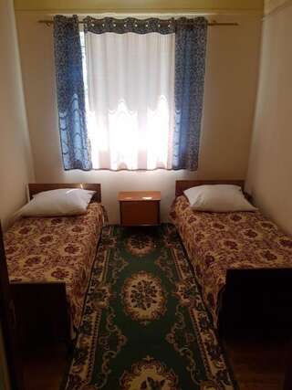 Гостевой дом RAHAT Guest House in Toktogul Токтогул Двухместный номер с 2 отдельными кроватями-1